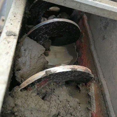 30t/H पोर्टेबल इच्छुक एसएस स्क्रू कन्वेयर यू ग्रूव स्लज स्क्रू बेल्ट कन्वेयर