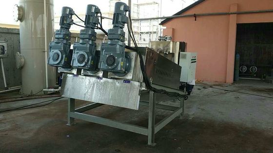 तीन मोटर 300 स्टैक्ड स्क्रू स्लज डीवाटरिंग मशीन औद्योगिक ग्रेड