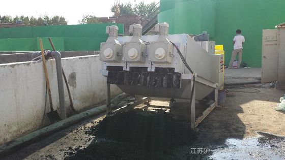 तीन मोटर 300 स्टैक्ड स्क्रू स्लज डीवाटरिंग मशीन औद्योगिक ग्रेड